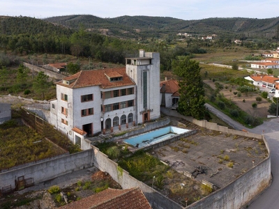 Prédio de três pisos com terreno, piscina e campo de ténis - Vila Nova de Poiares