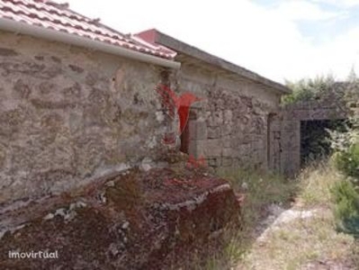 Moradia geminada em pedra granito p/ recuperar - Vila real
