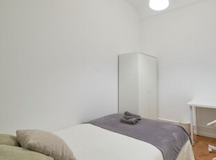 Aluga-se quarto em moradia de 11 quartos em Santa Cruz, Lisboa