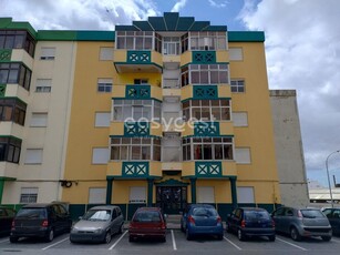 Apartamento T2 com varanda perto da CP das Mercês arrendado até 03/27