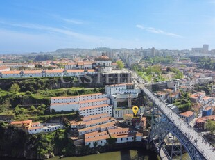 Prédio com 4 apartamentos T1 com vista para a ponte D. Luís na Ribeira de Gaia