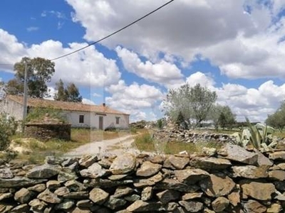 39 790m2 farmhouse with 5 rooms to restore. It has water and electricity. 3 km from the town of Ourique