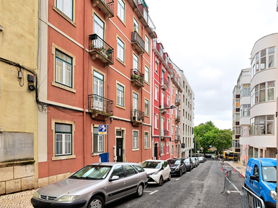Apartamento T3 para arrendar com 5 divisões em Lisboa, zona de Arroios perto do Hospital de D. Estefânia