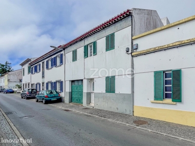 Moradia T4+1 com garagem - Santa Clara, Ponta Delgada