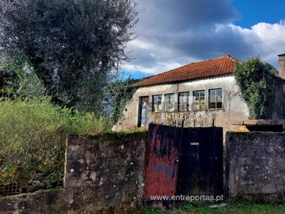 Casa Rústica T1 à venda em Nogueira, Meixedo e Vilar de Murteda