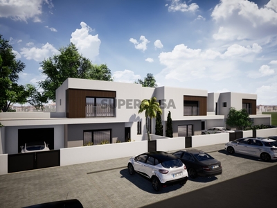 Moradia Geminada T4 Duplex à venda em Vila Nova da Barquinha