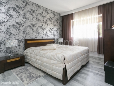 Moradia T5, renovada com 2 suites - Av. Fernão Magalhães - Porto