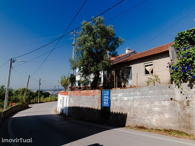 Moradia para restaurar T3 / Logradouro / Vistas panorâmicas para o Cas