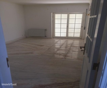 Apartamento T3 á venda no Montijo, com áreas generosas, p...