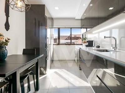 Apartamento T2 situado em Caneças, cozinha renovada e arrecadação individual com luz natural