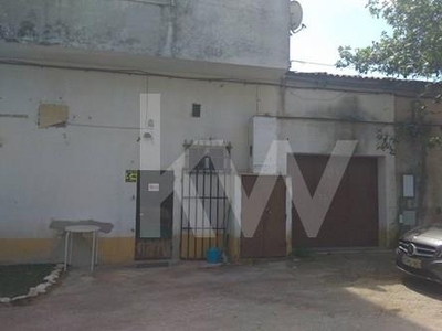 Prédio com 6 frações para habitação e 1 comércio + 5 armazéns em Vila Viçosa