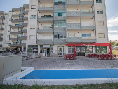 Apartamento T2, com lareira, varanda e marquise junto ao Lidl, localizado na Rua da Guiné, em Tavarede, na Figueira da Foz