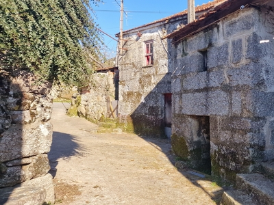 Casa para restauro em Vilares Baião