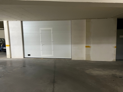 Garagem fechada com portão em condomínio privado à Lagril