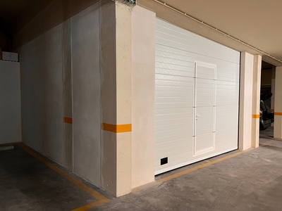 Garagem fechada com portão em condomínio privado no Lagril