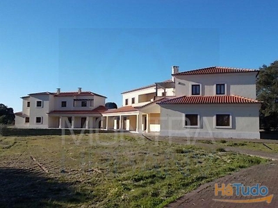 Herdade / Moradia / Alojamento (653 m2) - Lote (20.490 m2) - Condomínio Privado - Aroeira, Benavente