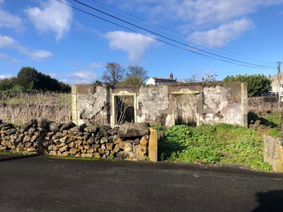 Moradia para reconstrução situada nos Biscoitos-Ilha Terceira-Açores