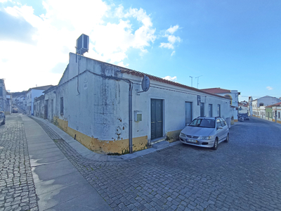 Moradia T3 com quintal e lugar de estacionamento, no centro de Viana do Alentejo