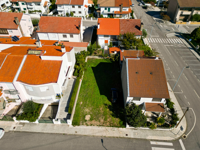 Terreno amplo e bem localizado disponível para construção de moradia geminada em Bragança