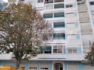 Apartamento T2 para arrendamento na Rua Cidade de Faro