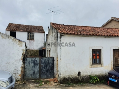 Casa Antiga T2 à venda na Rua Dr. Brito Cruz