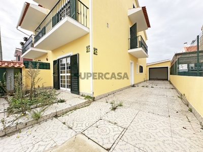 Casa Geminada T3 Duplex à venda na Rua José Leite de Vasconcelos
