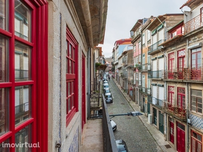 Prédio misto de habitação e comércio na Baixa do Porto