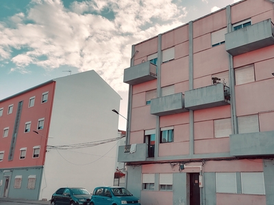 Apartamento T2 para renovação total num primeiro andar de um edifício de 3 piso no Alto do Seixalinho - Barreiro.