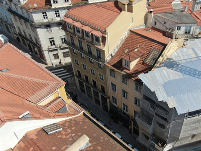 T2 em prédio pombalino na Rua da Madalena N.90, em plena Baixa de Lisboa. Para Venda.