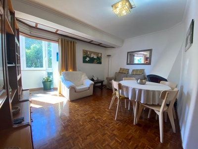 Apartamento em Monte Estoril com Três Frentes e Muita Luz Natural