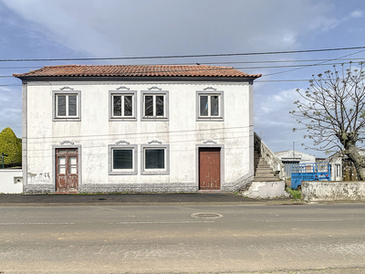 Moradia T4 para restauro na Vila das Lajes