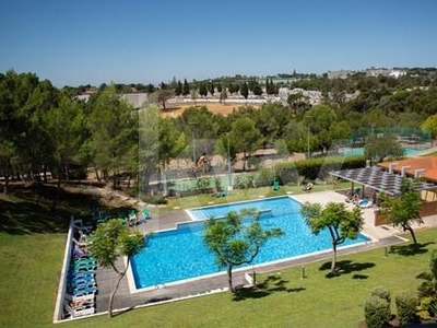 Apartamento T2 com garagem, em condomínio privado com piscina, no Estoril