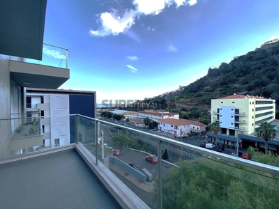 Apartamento T3 para arrendamento na Rua da Ribeira