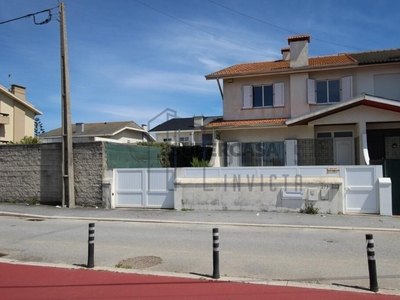 Moradia T3 para arrendamento em Gulpilhares e Valadares