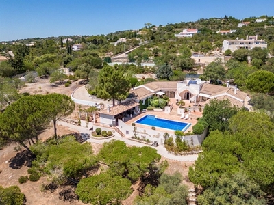 Uma oportunidade rara - bela casa espaçosa de 5 quartos com grande terreno e vista mar perto de Sant