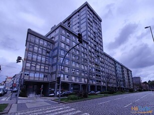 Apartamento T1 centro do Porto ao Jornal de Notícias e Metro Trindade com 2 lugares de garagem