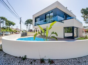 Casa / Villa T4 em Charneca De Caparica E Sobreda de 180 m²