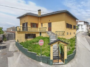Moradia T3 +1 com varanda, jardim, garagem e vistas boas numa aldeia sossegada a 20 min. de Coimbra