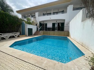 Vivenda com 4 quartos e piscina localizada em Albufeira.