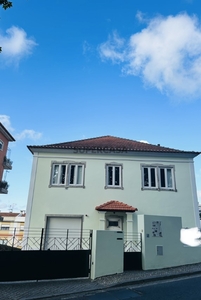 Moradia T4+1 para arrendamento na Avenida Dom Francisco de Almeida