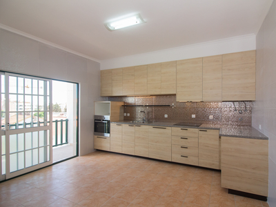 T2 renovado, 145 m2 a 30' de Lisboa, em Samora Correia