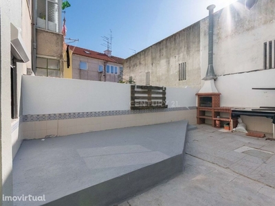 Apartamento T2, R/C remodelado na Rua Afonso Galo em Almada com amplo