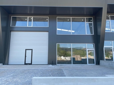 Arrenda-se Pavilhão/Armazém Industrial novo com 500 m2 em Lousada no distrito do Porto