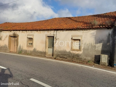 Casa em ruína perto de Alcobaça