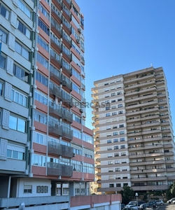 Apartamento T2 para arrendamento na Avenida Doutor Mário Moutinho