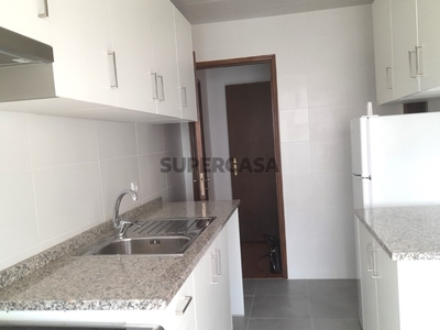 Apartamento T3 para arrendamento na Rua José Luciano de Castro