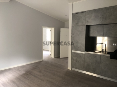 Apartamento T1 para arrendamento na Rua de Montebelo