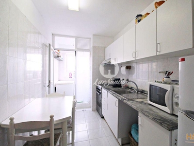 Apartamento T2 de 2 frentes, situado em zona muito tranquila de São Martinho de Campo, próximo ao Apeadeiro.