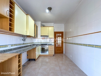 Apartamento T3 com garagem, situado em Vila Nova da Barqu...