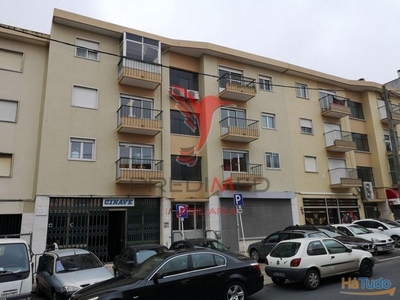 Prédio habitacional e comercial em Camarate na Rua Cidade de Lisboa